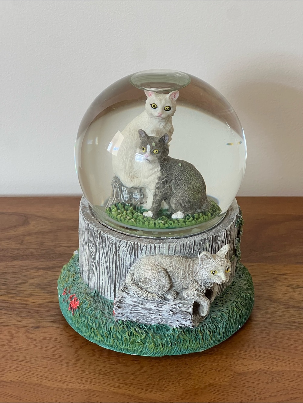 Rare Vintage KCare Kiu Hung Musical Cat Snow Globe - Tree Stump Base